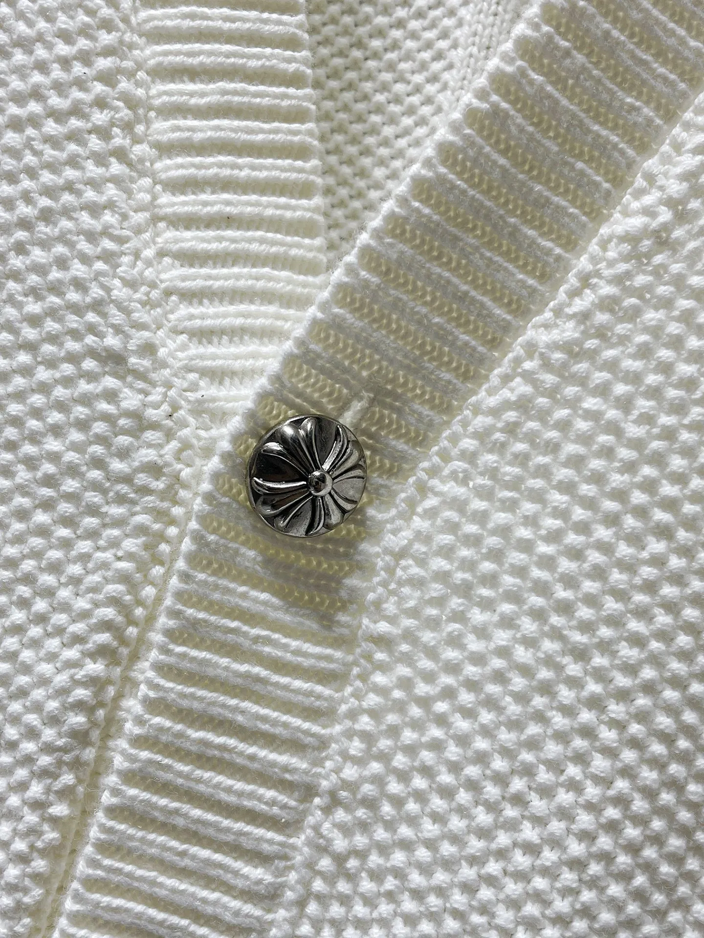 P276 Chrome Hearts 🍁Autumn and winter sweater series🍁 Crow embroidered holey loose Korean sweater Selected high-quality pure cotton high-weight knitted Customized Chrome Hearts hardware buttons ➕ Leather label embroidery on the chest Using Tajima machine embroidery technology Non-commercial version A must-have for fashionable high-street men and women 🌈Recommended colors: black white 🌈 Sizes: S, M, L, XL